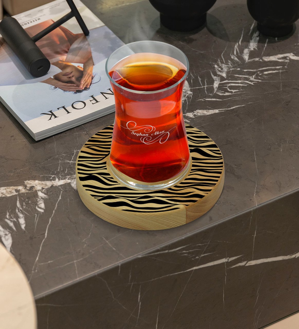 Kişiye Özel Modern Art Tasarımlı Doğal Ahşap Tabaklı Heybeli Çay Bardağı Model 18