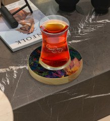 Kişiye Özel Modern Art Tasarımlı Doğal Ahşap Tabaklı Heybeli Çay Bardağı Model 20