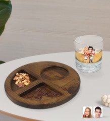 Kişiye Özel Sevgililer Karikatürlü Viski Bardağı ve Doğal Masif Ahşap Ceviz Yuvarlak Sunum Tabağı Çerezlik Hediye Seti-57