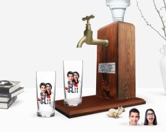 Kişiye Özel Renkli Baskılı Sevgililer Karikatürlü İkili Rakı Bardağı ve Ahşap Rakı Standı Hediye Seti-1