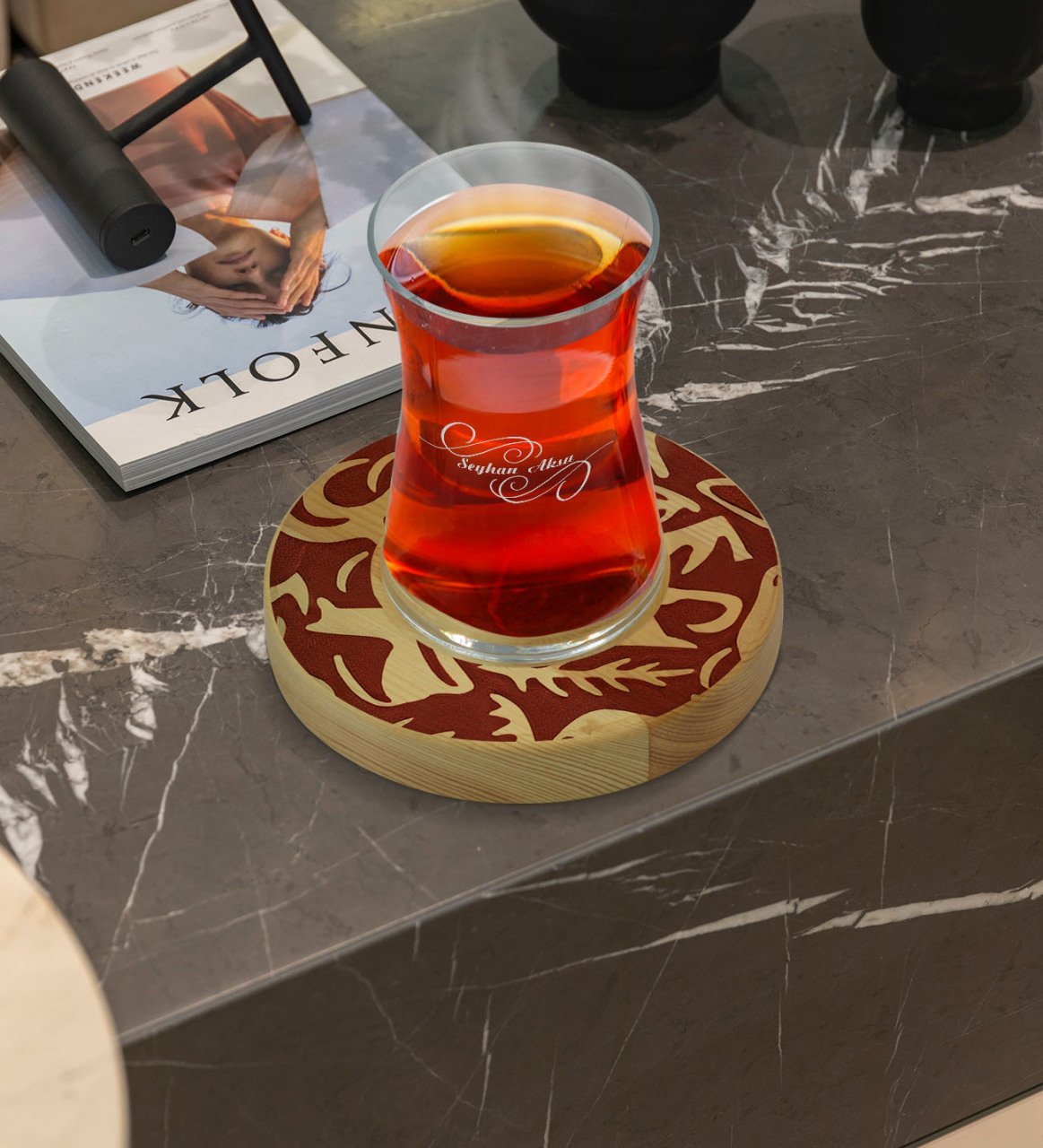 Kişiye Özel Retro Motif Tasarımlı Doğal Ahşap Tabaklı Heybeli Çay Bardağı Model 2