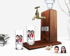 Kişiye Özel Renkli Baskılı Sevgililer Karikatürlü İkili Rakı Bardağı ve Ahşap Rakı Standı Hediye Seti-4