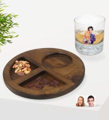 Kişiye Özel Sevgililer Karikatürlü Viski Bardağı ve Doğal Masif Ahşap Ceviz Yuvarlak Sunum Tabağı Çerezlik Hediye Seti-89