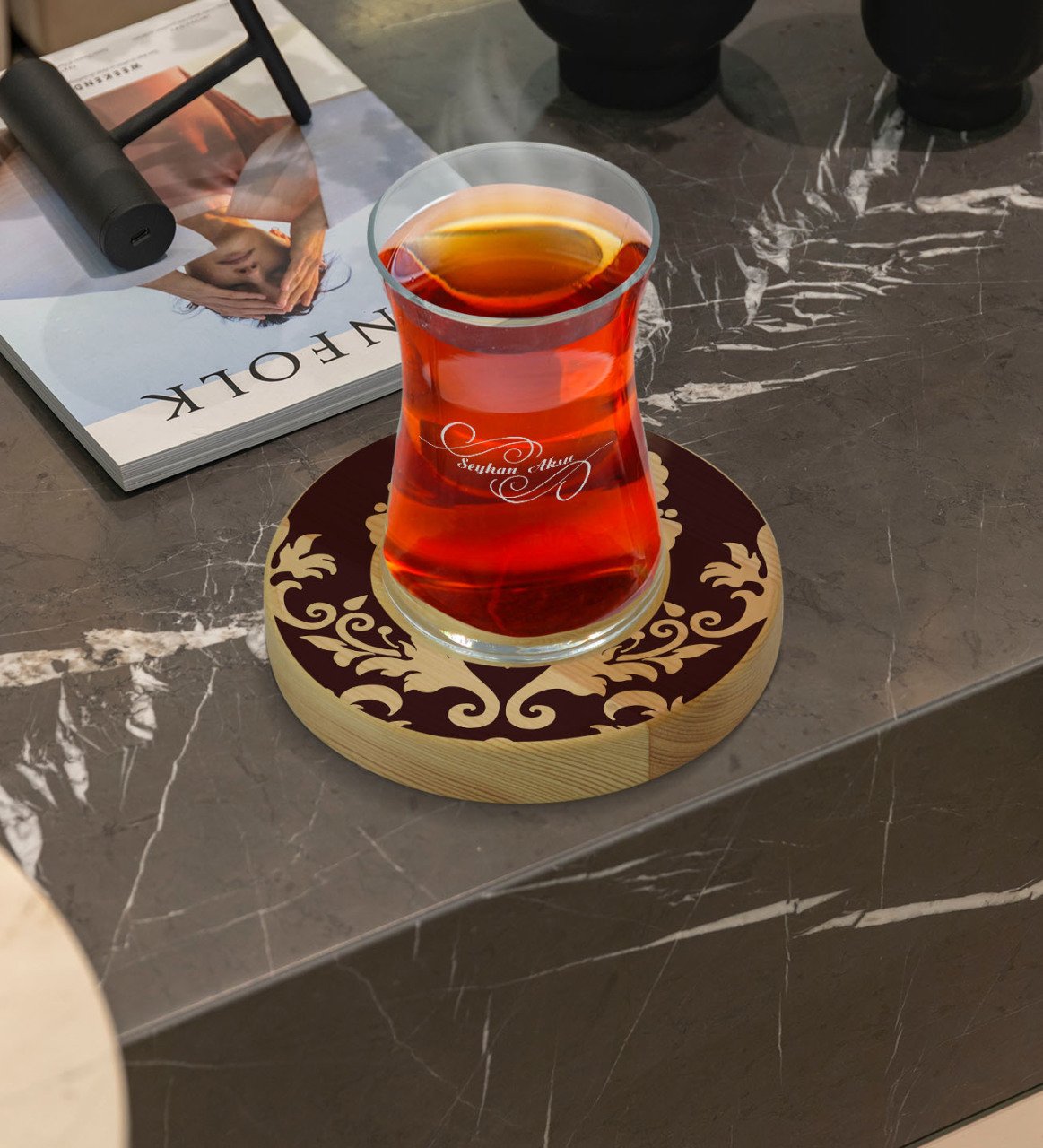 Kişiye Özel Retro Motif Tasarımlı Doğal Ahşap Tabaklı Heybeli Çay Bardağı Model 7