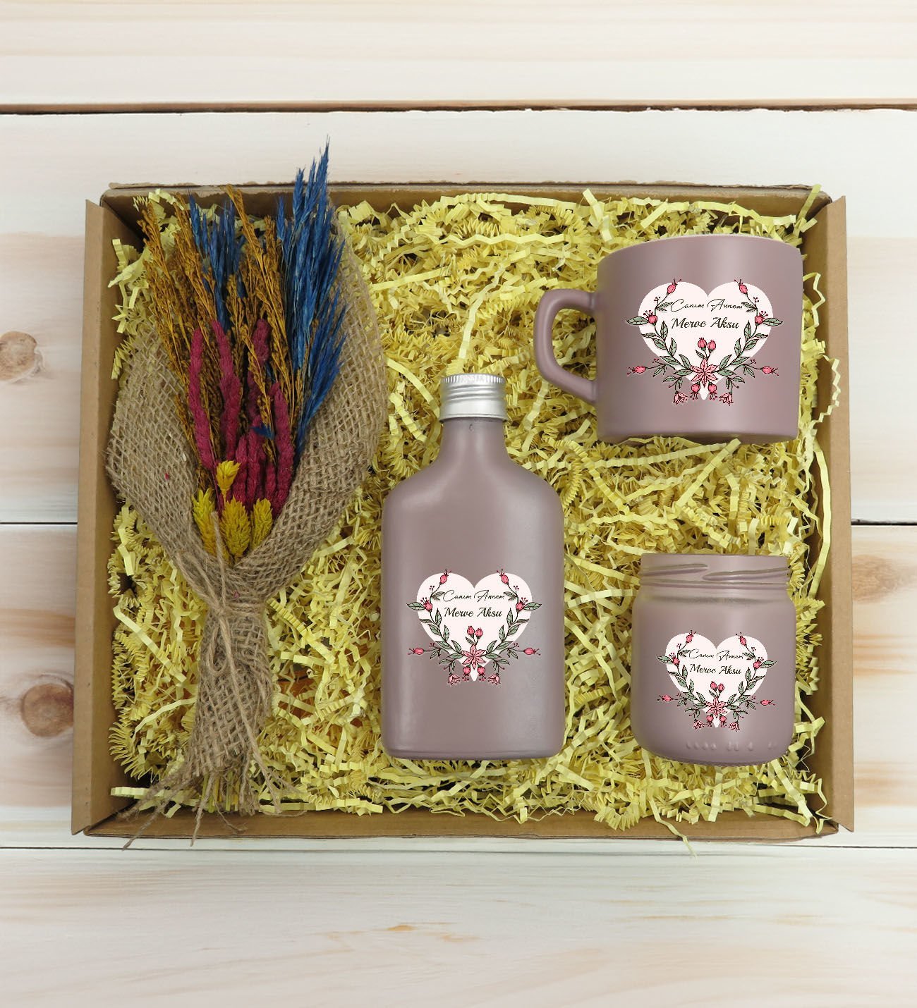 BK Gift Kişiye Özel İsimli DTF Anne Temalı Mat Gri Kahve Fincanı & Kolonya & Mum & El Yapımı Kuru Çiçek Buketi Hediye Seti-5, Anneye Hediye, Anneler Günü Hediyesi