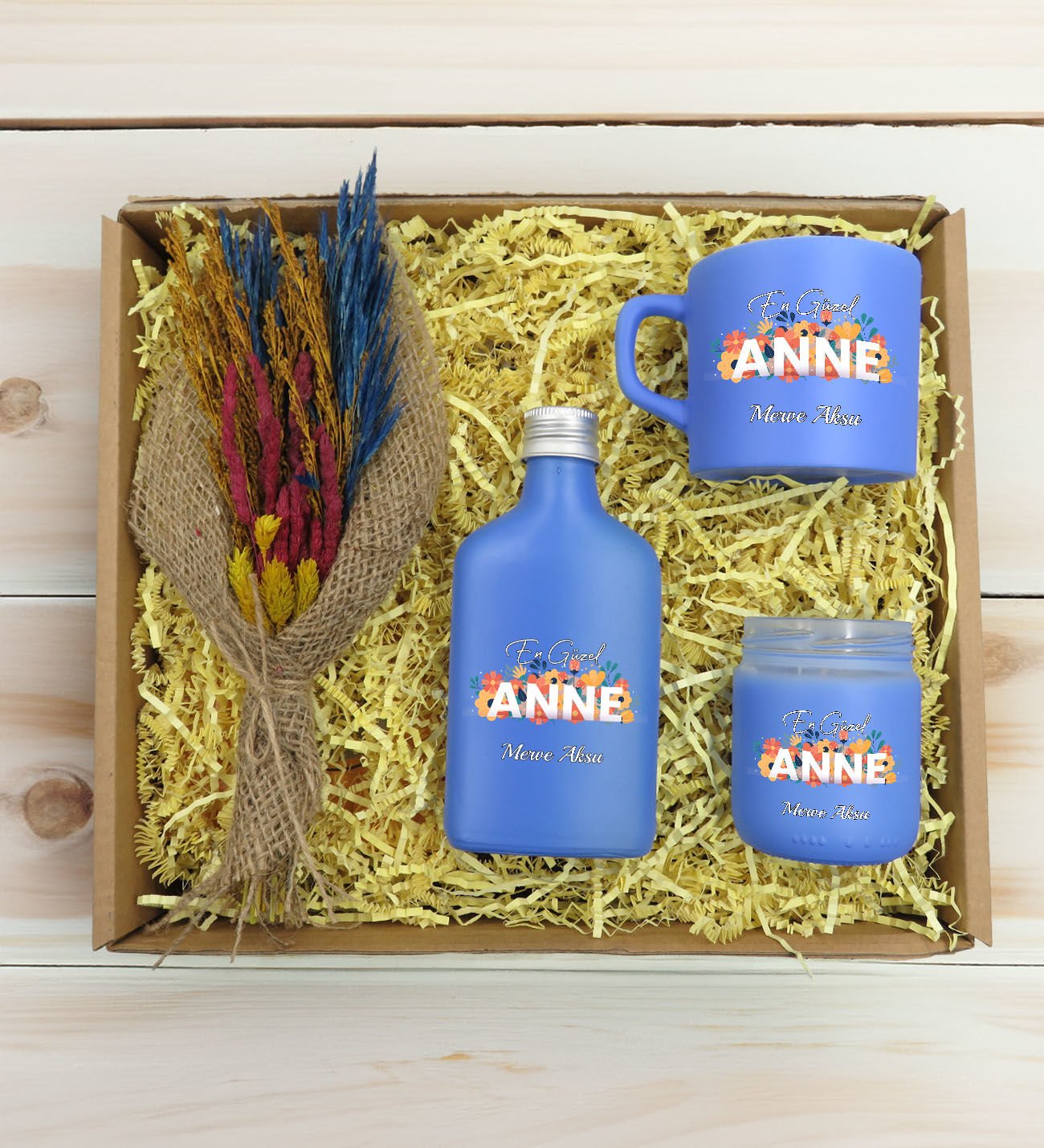 BK Gift Kişiye Özel İsimli DTF Anne Temalı Mavi Kahve Fincanı & Kolonya & Mum & El Yapımı Kuru Çiçek Buketi Hediye Seti-2, Anneye Hediye, Anneler Günü Hediyesi