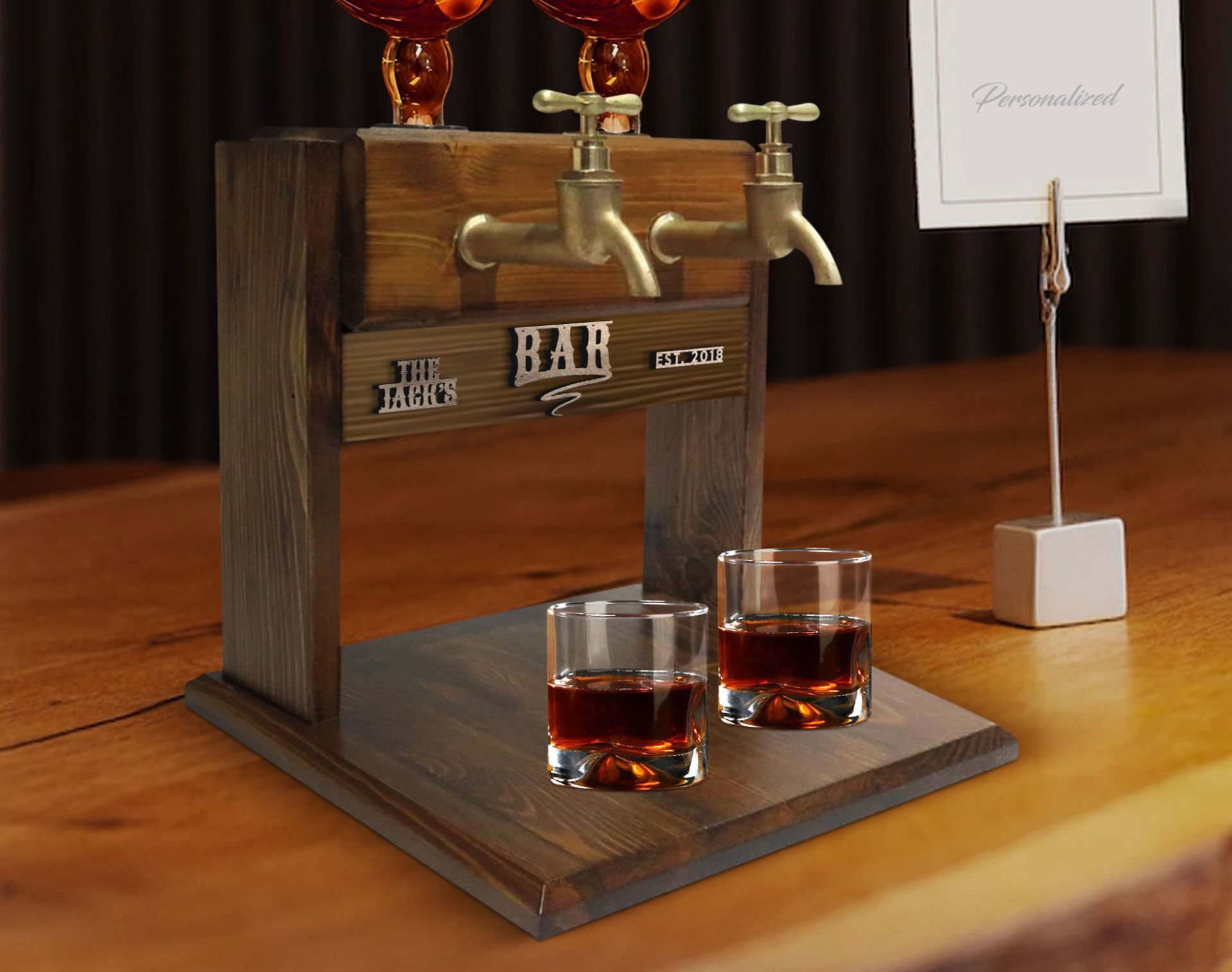 BK Gift Kişiye Özel Kabartma İsimli Çift Musluklu Doğal Ahşap Viski Standı, İçki Standı, Doğum Günü Hediyesi, Ev Hediyesi, Erkek Hediye-38