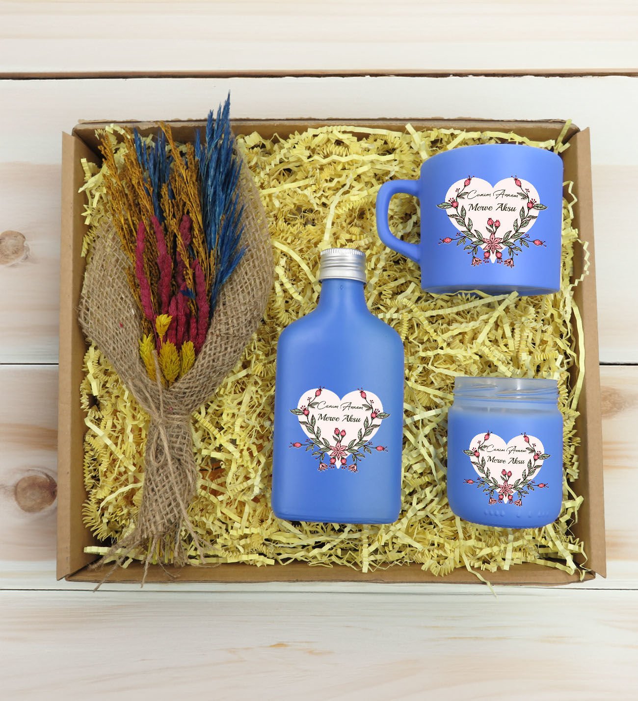 BK Gift Kişiye Özel İsimli DTF Anne Temalı Mavi Kahve Fincanı & Kolonya & Mum & El Yapımı Kuru Çiçek Buketi Hediye Seti-5, Anneye Hediye, Anneler Günü Hediyesi