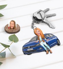Kişiye Özel Kadın VW Polo Figürlü Plakalı Ahşap Karikatür Anahtarlık-1