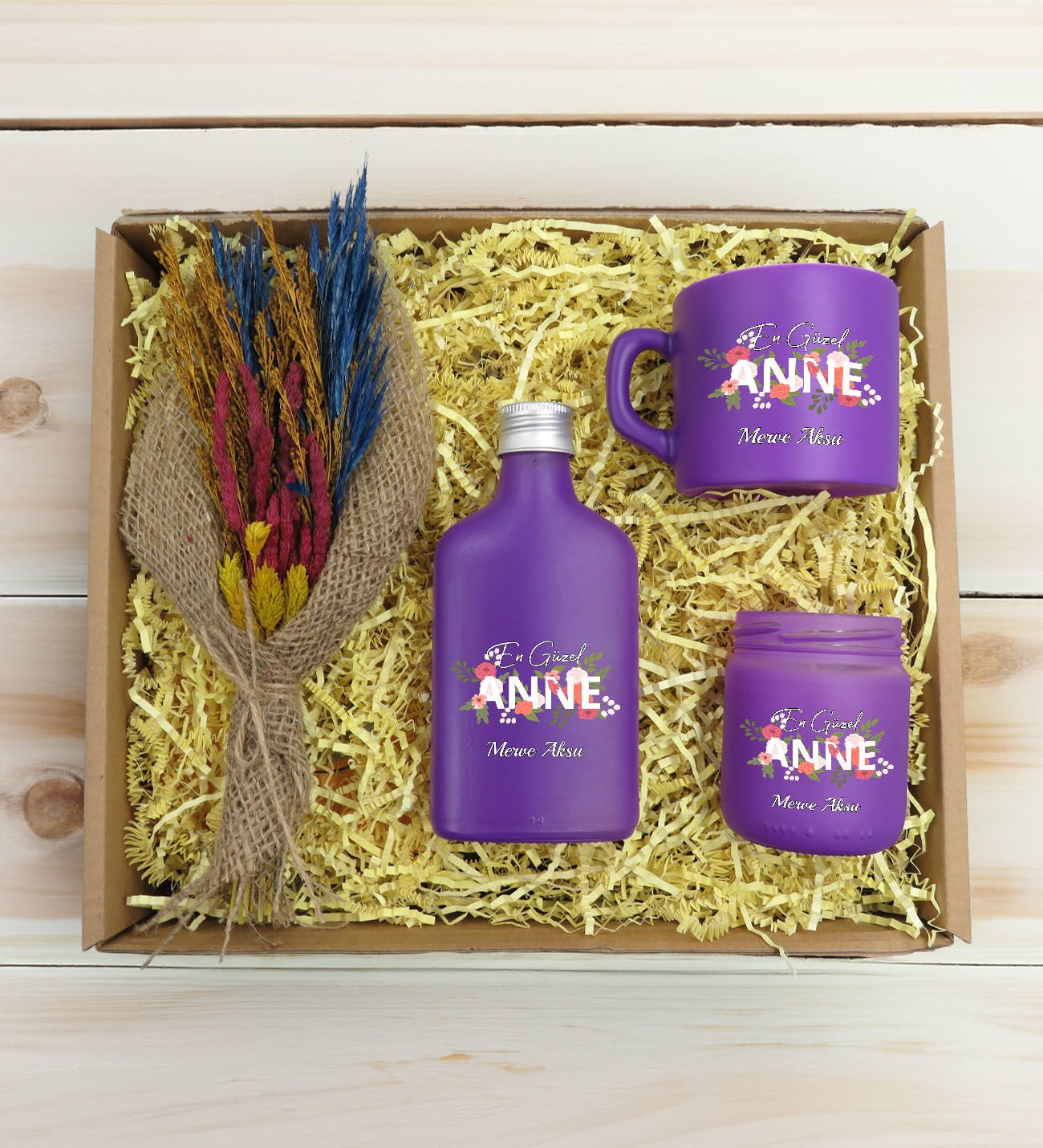 BK Gift Kişiye Özel İsimli DTF Anne Temalı Mor Kahve Fincanı & Kolonya & Mum & El Yapımı Kuru Çiçek Buketi Hediye Seti-1, Anneye Hediye, Anneler Günü Hediyesi