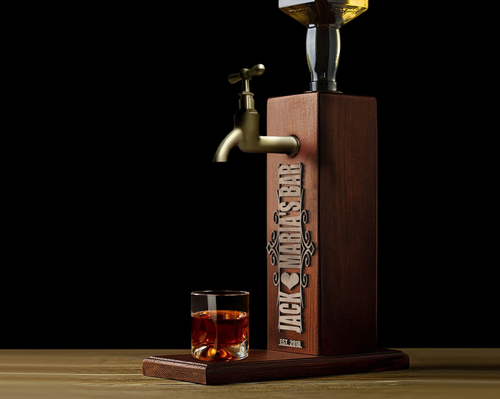 BK Gift Kişiye Özel Kabartma İsimli Musluklu Doğal Ahşap İçki Standı, Home Bar, Viski Çeşmesi, İçecek Dispenseri, Ahşap İçecek Çeşmesi
