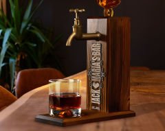 BK Gift Kişiye Özel Kabartma İsimli Musluklu Doğal Ahşap İçki Standı, Home Bar, Viski Çeşmesi, İçecek Dispenseri, Ahşap İçecek Çeşmesi