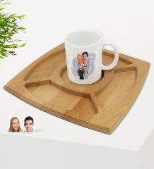 Kişiye Özel Sevgililer Karikatürlü Beyaz Kupa ve Doğal Masif Ahşap 4 Bölmeli Sunum Tabağı Çerezlik Hediye Seti-85