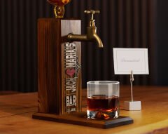 BK Gift Kişiye Özel Kabartma İsimli Musluklu Doğal Ahşap İçki Standı, Home Bar, Viski Çeşmesi, İçecek Dispenseri, Ahşap İçecek Çeşmesi-3