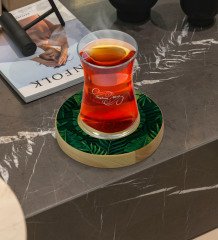 Kişiye Özel Yapraklar Tasarımlı Doğal Ahşap Tabaklı Heybeli Çay Bardağı Model 10