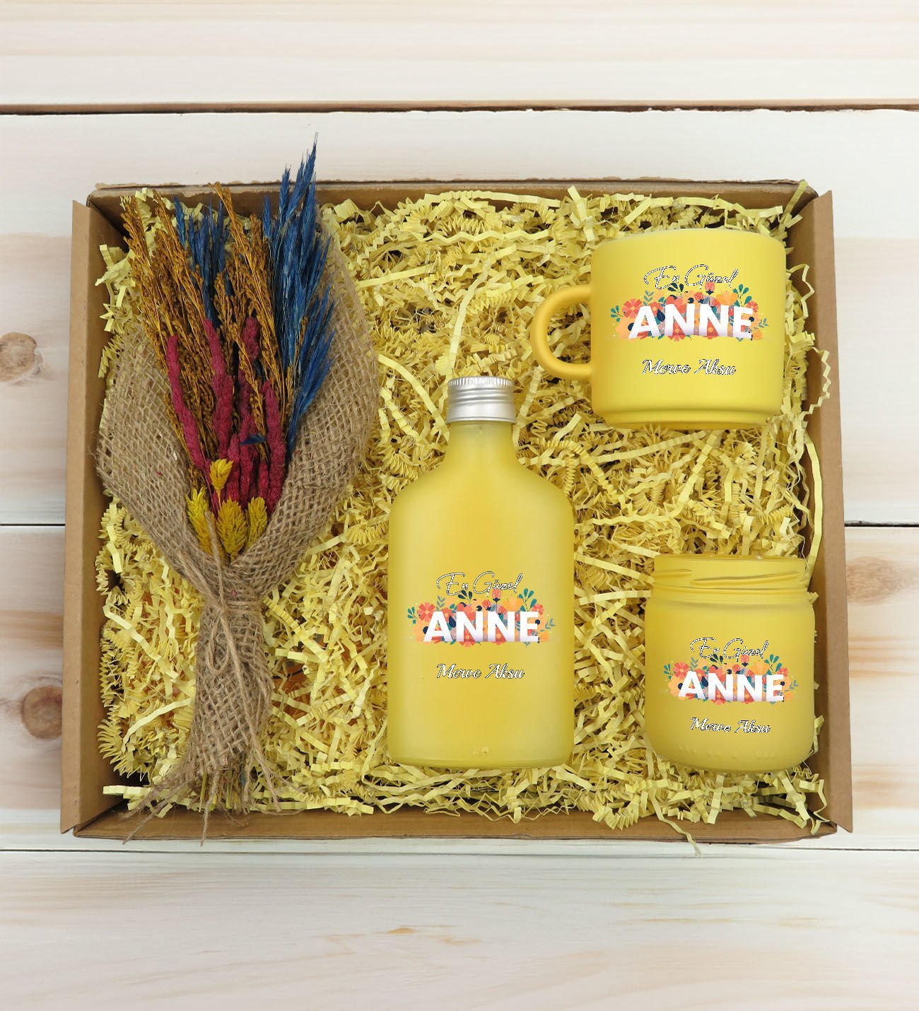 BK Gift Kişiye Özel İsimli DTF Anne Temalı Sarı Kahve Fincanı & Kolonya & Mum & El Yapımı Kuru Çiçek Buketi Hediye Seti-2, Anneye Hediye, Anneler Günü Hediyesi