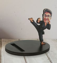 BK Gift Hediye Kutusunda Kişiye Özel Karikatürlü Karateci Ahşap Biblo Telefon Standı-1