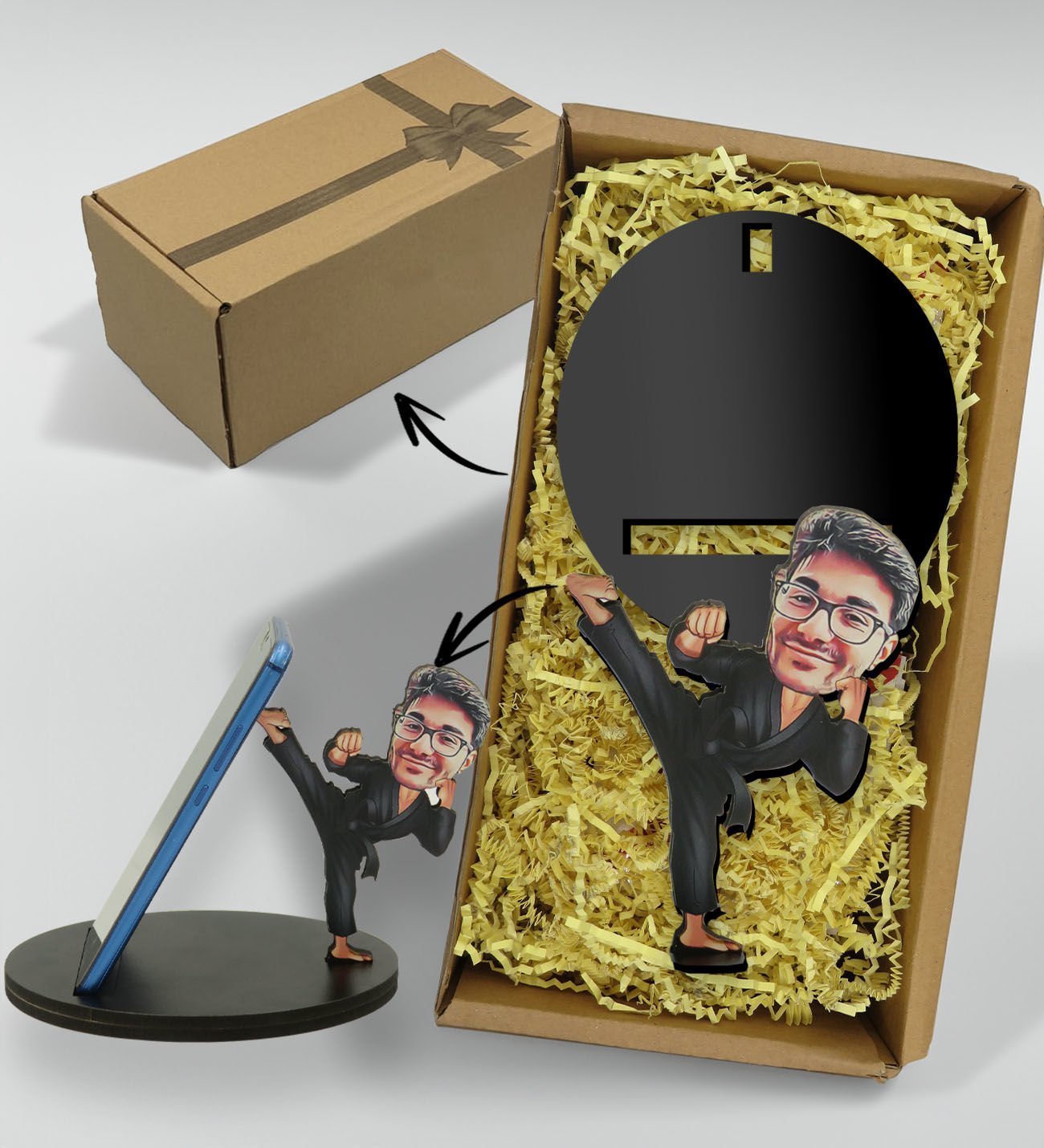 BK Gift Hediye Kutusunda Kişiye Özel Karikatürlü Karateci Ahşap Biblo Telefon Standı-1