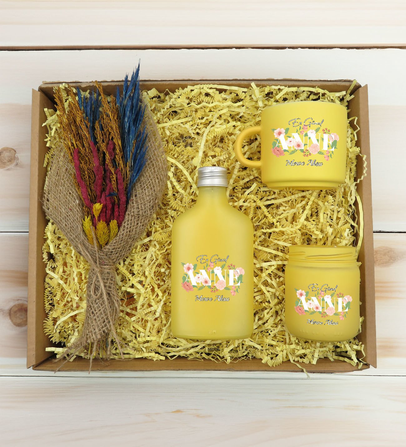 BK Gift Kişiye Özel İsimli DTF Anne Temalı Sarı Kahve Fincanı & Kolonya & Mum & El Yapımı Kuru Çiçek Buketi Hediye Seti-4, Anneye Hediye, Anneler Günü Hediyesi