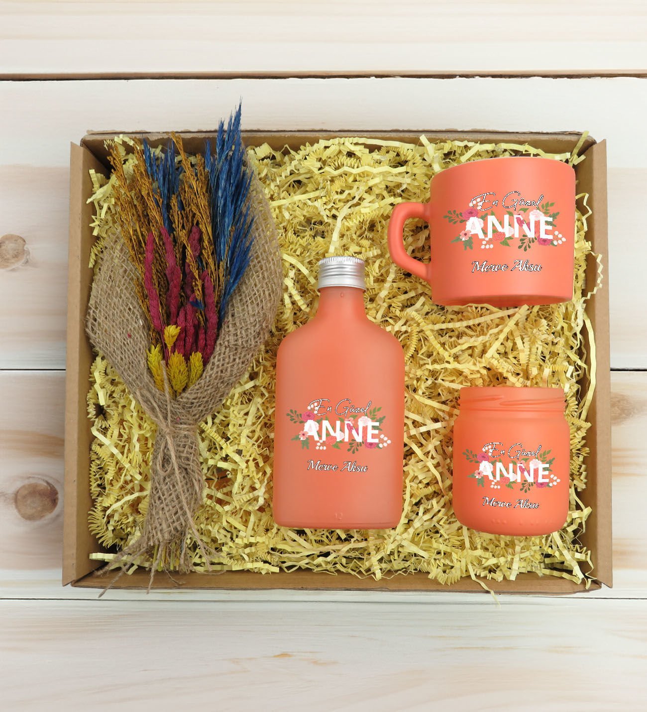 BK Gift Kişiye Özel İsimli DTF Anne Temalı Somon Kahve Fincanı & Kolonya & Mum & El Yapımı Kuru Çiçek Buketi Hediye Seti-1, Anneye Hediye, Anneler Günü Hediyesi