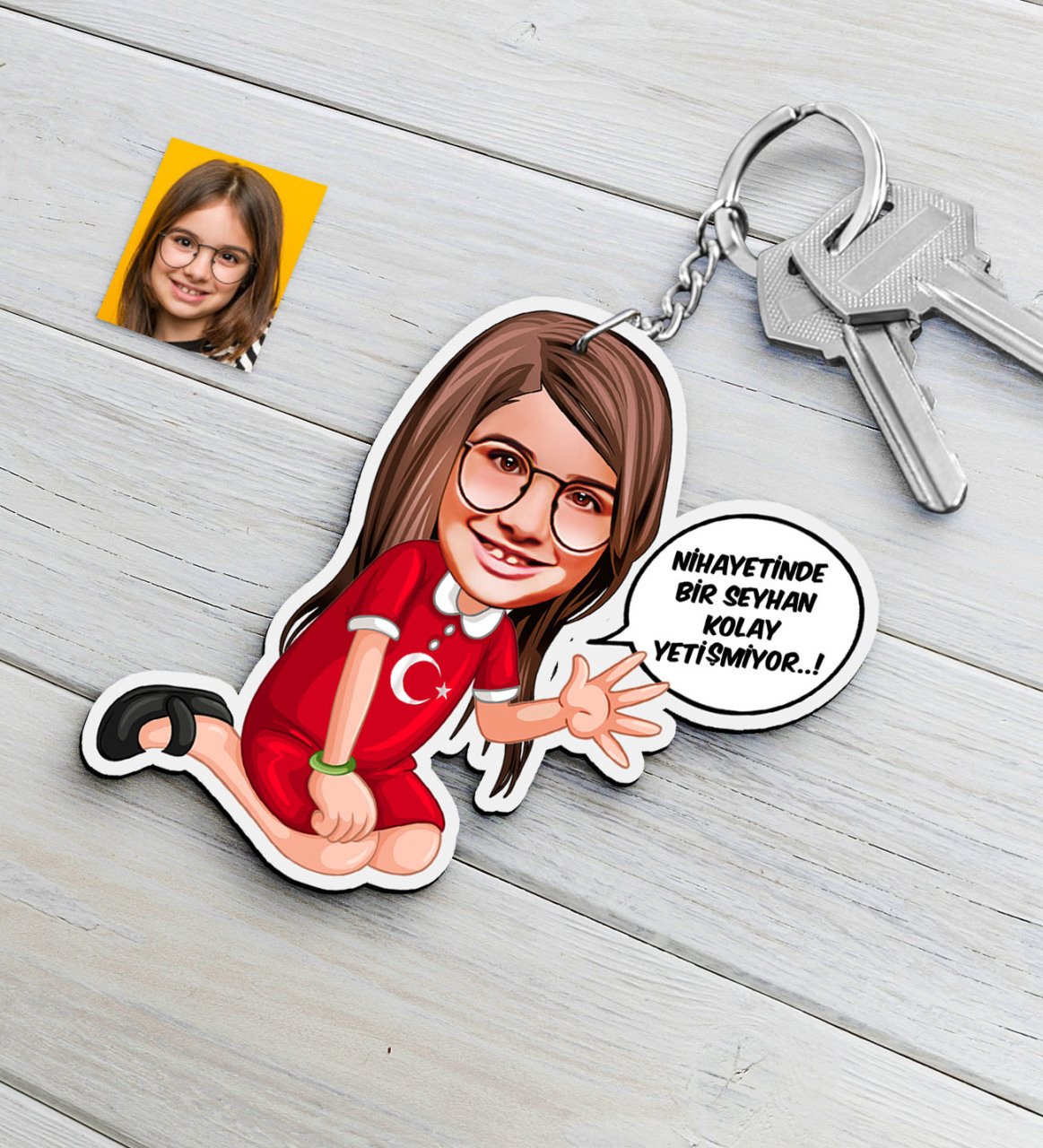 Kişiye Özel Kız Çocuk Kolay Yetişmiyor Karikatürlü Ahşap Anahtarlık-3