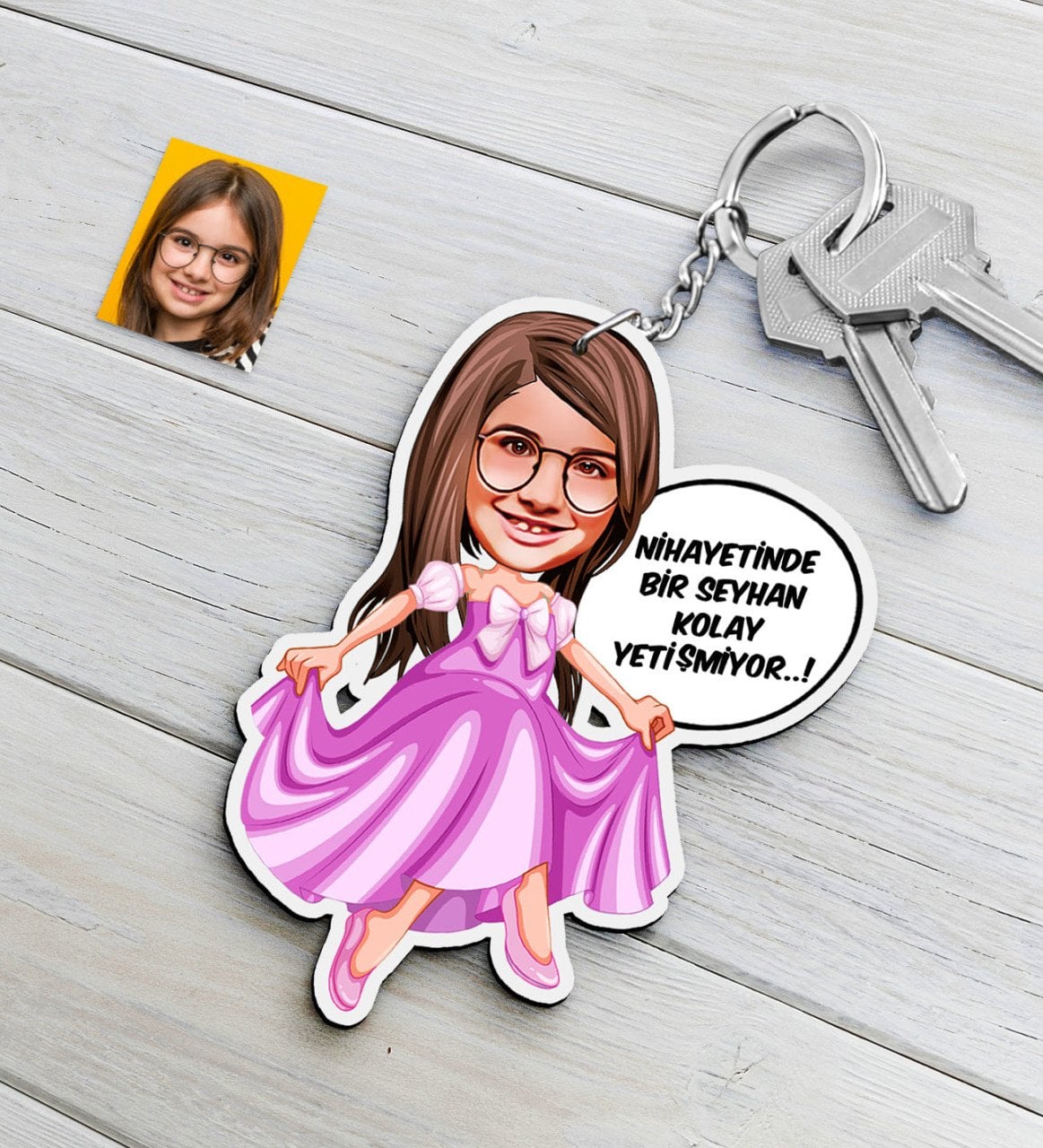Kişiye Özel Kız Çocuk Kolay Yetişmiyor Karikatürlü Ahşap Anahtarlık-4