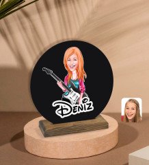 Kişiye Özel Kadın Gitarist Karikatürlü Yuvarlak Ahşap Biblo-1