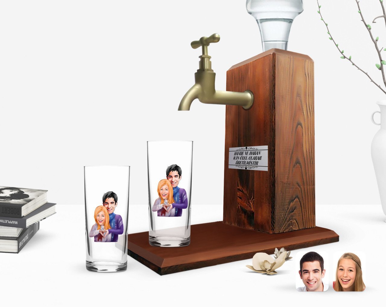 Kişiye Özel Renkli Baskılı Sevgililer Karikatürlü İkili Rakı Bardağı ve Ahşap Rakı Standı Hediye Seti-89