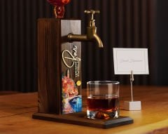 BK Gift Kişiye Özel Kabartma İsimli Manzara Tasarımlı Musluklu Ahşap Viski Standı-24 Viski Çeşmesi, Doğum Günü Hediyesi, İçki Dispenseri