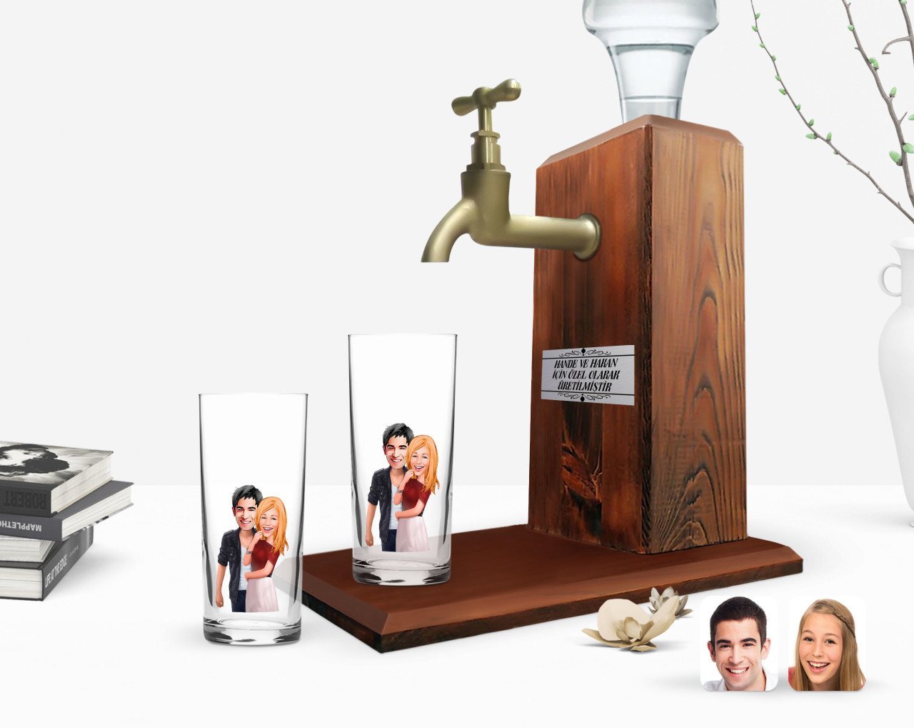 Kişiye Özel Renkli Baskılı Sevgililer Karikatürlü İkili Rakı Bardağı ve Ahşap Rakı Standı Hediye Seti-90