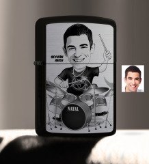 Kişiye Özel Bay Baterist Karikatürlü Benzinli Siyah Metal Çakmak - 1