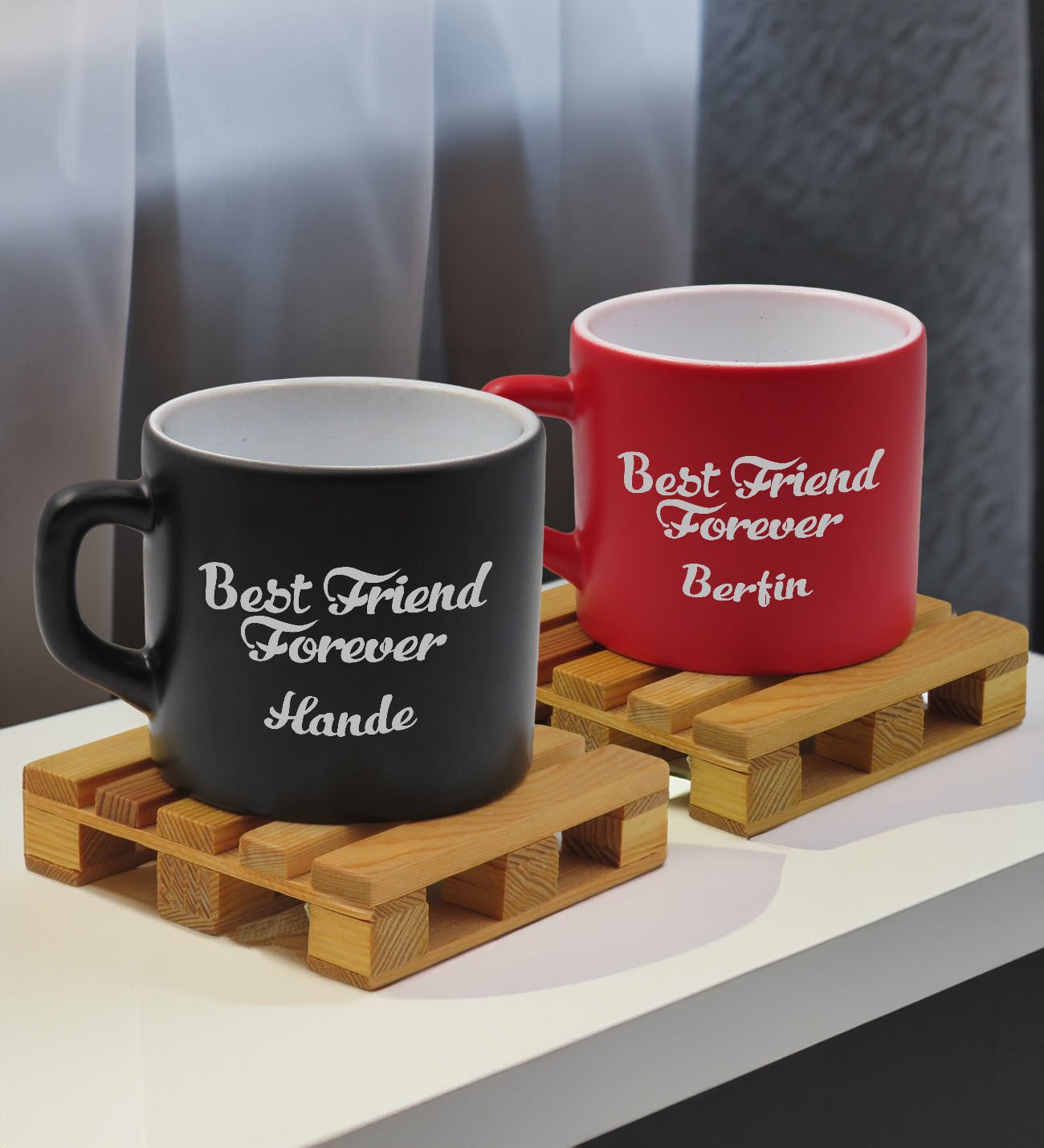 BK Gift Kişiye Özel İsimli Best Friend 2’li Siyah ve Kırmızı Renkli Middle Çay & Kahve Fincanı-1, Arkadaşa Hediye, Sevgiliye Hediye