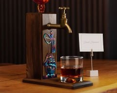 BK Gift Kişiye Özel Kabartma İsimli Manzara Tasarımlı Musluklu Ahşap Viski Standı-28 Viski Çeşmesi, Doğum Günü Hediyesi, İçki Dispenseri