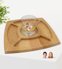 Kişiye Özel Evleniyoruz Karikatürlü Viski Bardağı ve Doğal Masif Ahşap 4 Bölmeli Sunum Tabağı Çerezlik Hediye Seti-9