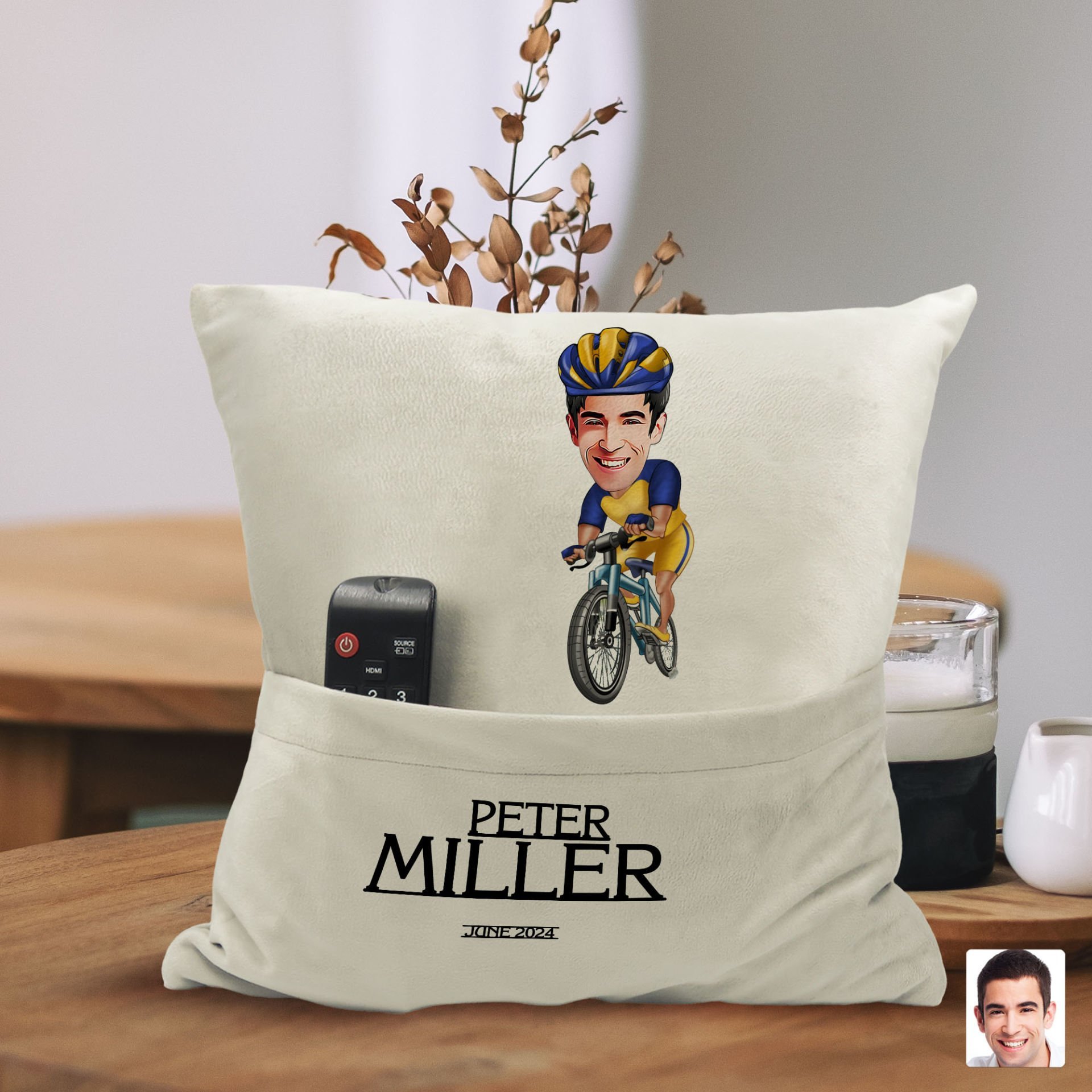 BK Gift Kişiye Özel Bisiklet Sürücüsü Karikatür Tasarımlı Organizer Kumanda ve Atıştırmalık Cepli Sarı Kırlent Yastık-3 Arkadaşa Hediye, Cepli Yastık