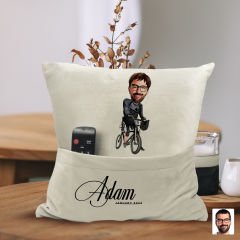 BK Gift Kişiye Özel Bisiklet Sürücüsü Karikatür Tasarımlı Organizer Kumanda ve Atıştırmalık Cepli Sarı Kırlent Yastık-4 Arkadaşa Hediye, Cepli Yastık