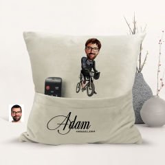 BK Gift Kişiye Özel Bisiklet Sürücüsü Karikatür Tasarımlı Organizer Kumanda ve Atıştırmalık Cepli Sarı Kırlent Yastık-4 Arkadaşa Hediye, Cepli Yastık