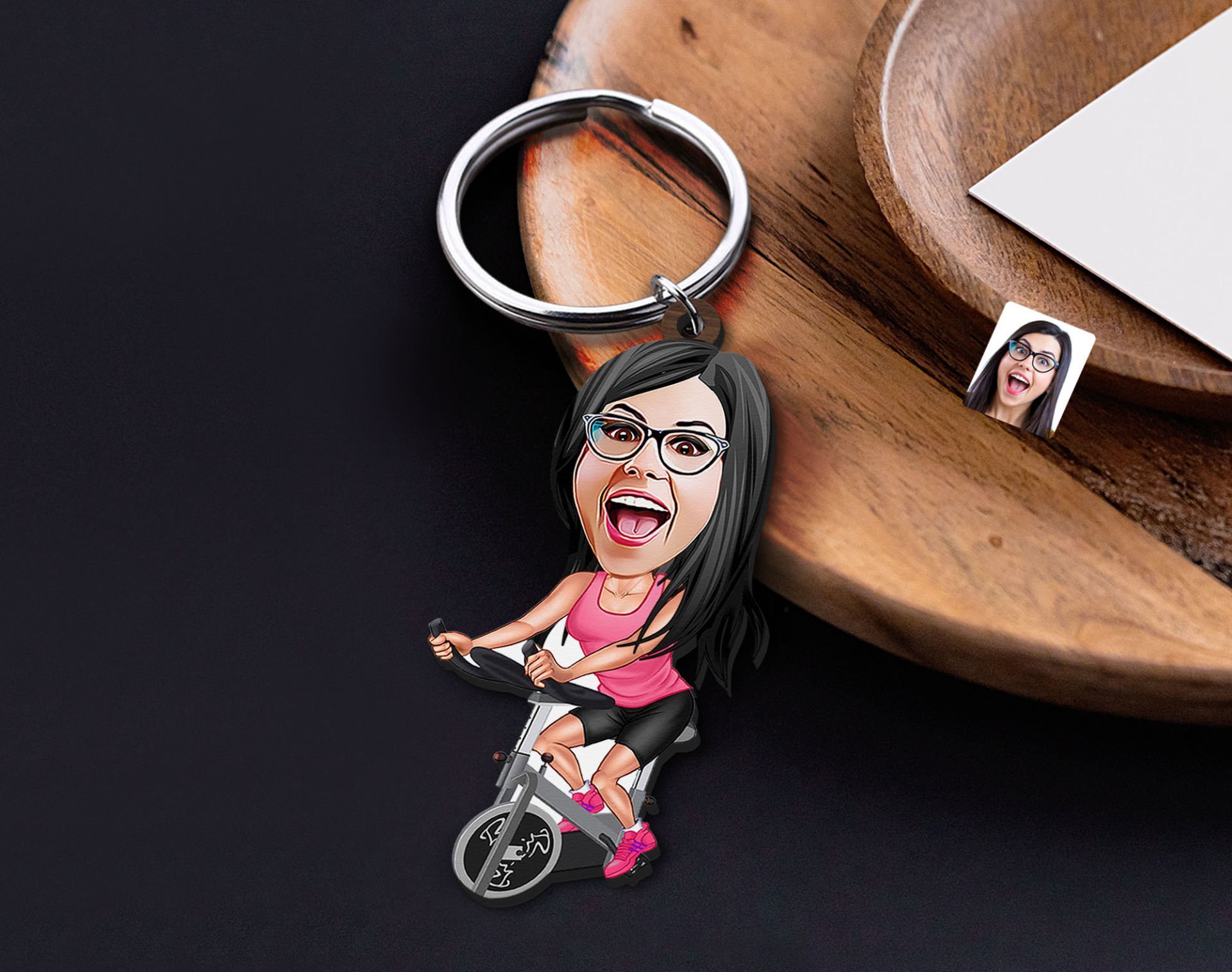 BK Gift Kişiye Özel Kadın Fitnessci Karikatürlü Ahşap Anahtarlık-2 Sevgiliye Hediye, Arkadaşa Hediye, Doğum Günü Hediyesi