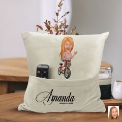 BK Gift Kişiye Özel Bisiklet Sürücüsü Karikatür Tasarımlı Organizer Kumanda ve Atıştırmalık Cepli Sarı Kırlent Yastık-5 Arkadaşa Hediye, Cepli Yastık