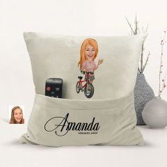BK Gift Kişiye Özel Bisiklet Sürücüsü Karikatür Tasarımlı Organizer Kumanda ve Atıştırmalık Cepli Sarı Kırlent Yastık-5 Arkadaşa Hediye, Cepli Yastık