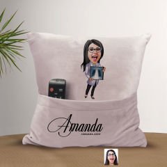 BK Gift Kişiye Özel Doktor Karikatür Tasarımlı Organizer Kumanda ve Atıştırmalık Cepli Pembe Kırlent Yastık-3 Arkadaşa Hediye, Cepli Yastık
