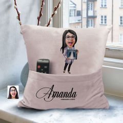 BK Gift Kişiye Özel Doktor Karikatür Tasarımlı Organizer Kumanda ve Atıştırmalık Cepli Pembe Kırlent Yastık-3 Arkadaşa Hediye, Cepli Yastık
