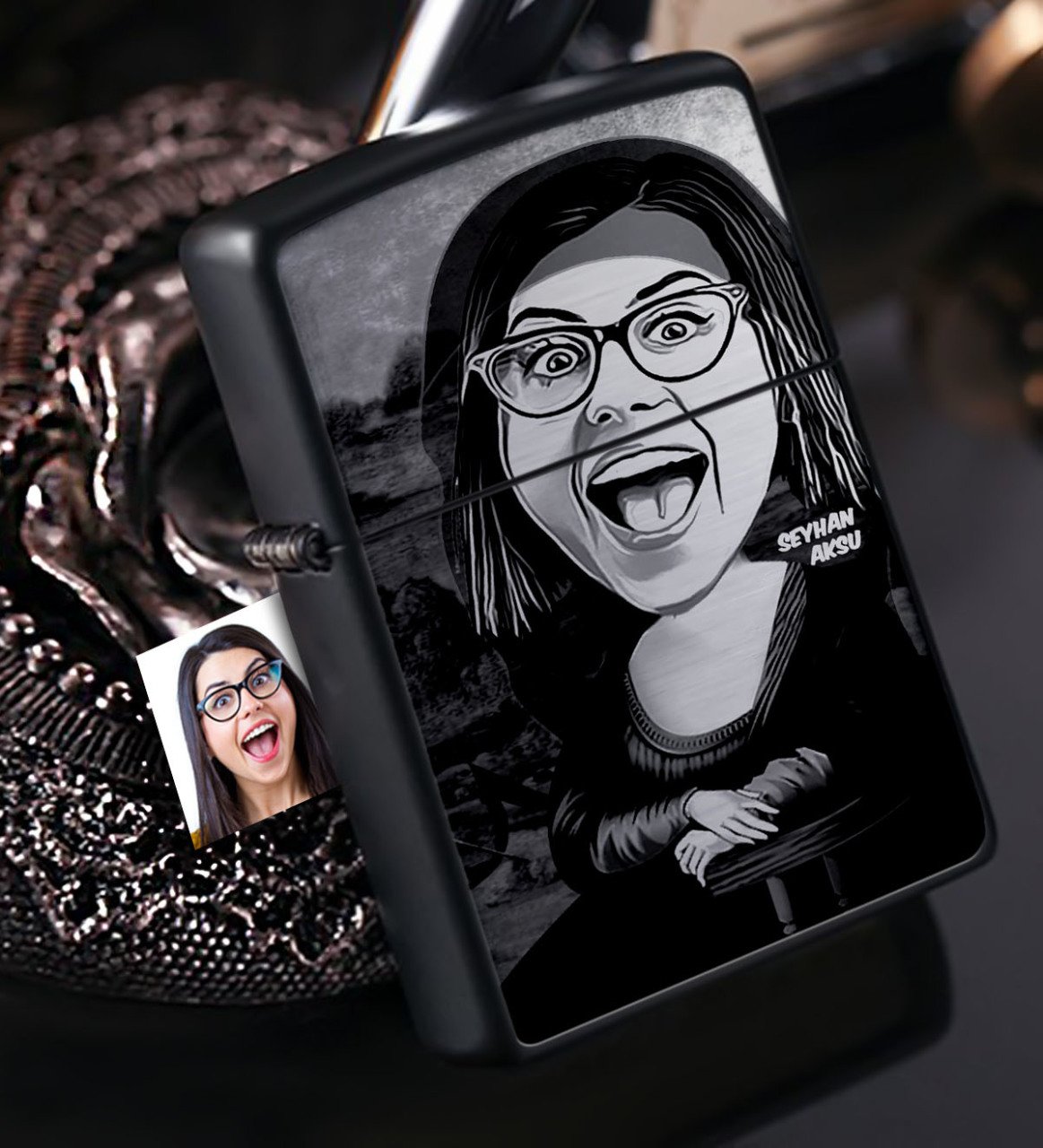 Kişiye Özel Mona Lisa Karikatürlü Benzinli Siyah Metal Çakmak - 1