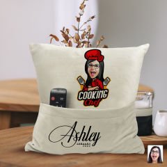 BK Gift Kişiye Özel Chef Karikatür Tasarımlı Organizer Kumanda ve Atıştırmalık Cepli Sarı Kırlent Yastık-6 Arkadaşa Hediye, Cepli Yastık