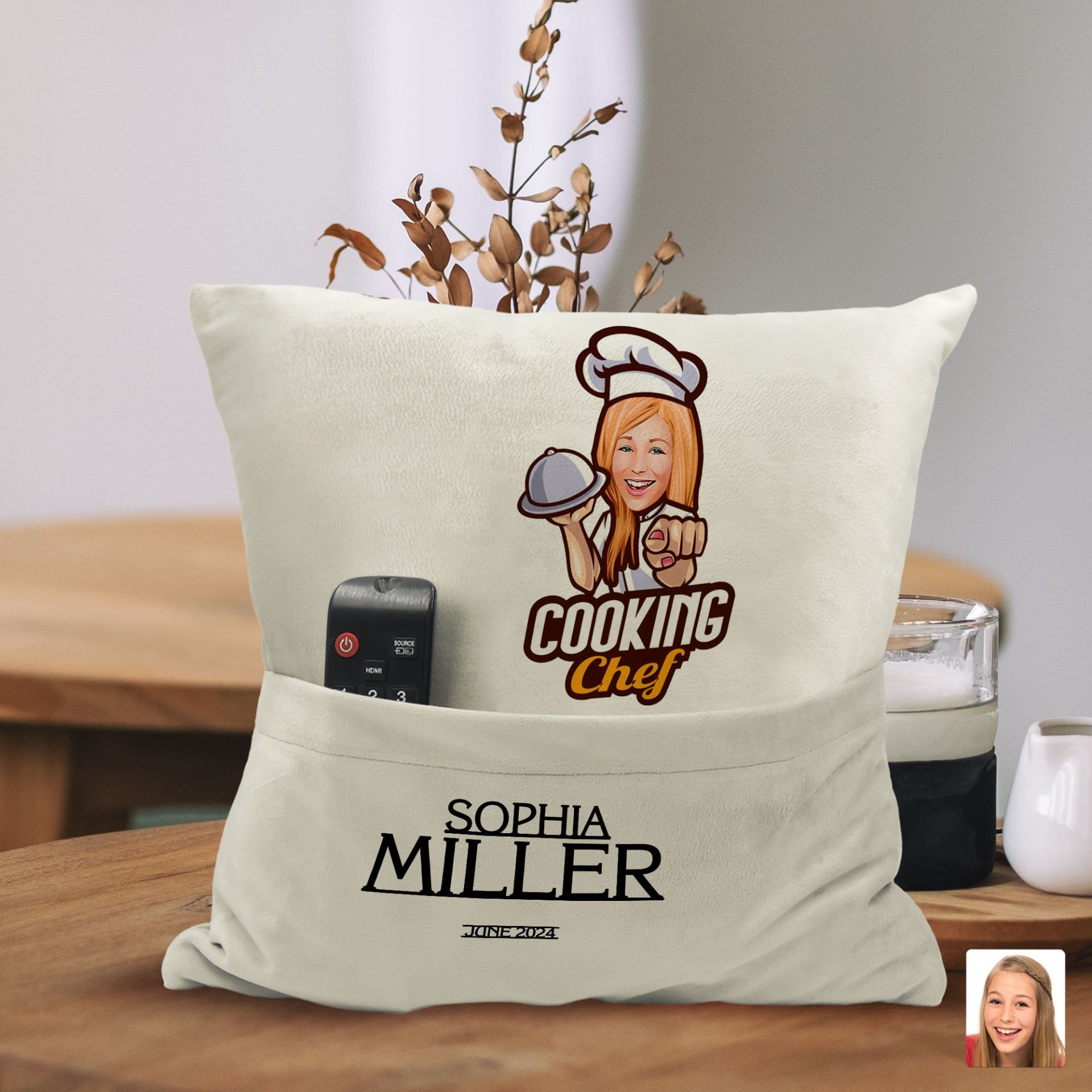 BK Gift Kişiye Özel Chef Karikatür Tasarımlı Organizer Kumanda ve Atıştırmalık Cepli Sarı Kırlent Yastık-7 Arkadaşa Hediye, Cepli Yastık