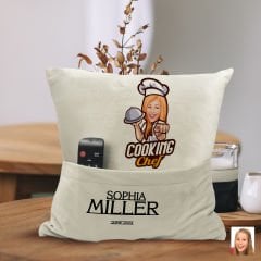 BK Gift Kişiye Özel Chef Karikatür Tasarımlı Organizer Kumanda ve Atıştırmalık Cepli Sarı Kırlent Yastık-7 Arkadaşa Hediye, Cepli Yastık