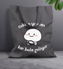 BK Gift Bir Bela Geliyor Tasarımlı-1 Antrasit Kumaş Bez Çanta, Baskılı Omuz Çantası, Alışveriş Çantası, Anneye Hediye
