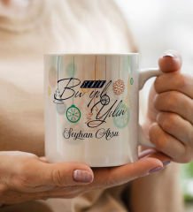Yılbaşı Hediyesi BK Gift Kişiye Özel Yeni Yıl Tasarımlı Beyaz Kupa Bardak ve El Yapımı Kardan Adam Kokulu Mum Hediye Seti-10, Sevgiliye, Arkadaşa Hediye