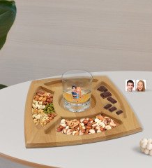 Kişiye Özel Sevgililer Karikatürlü Viski Bardağı ve Doğal Masif Ahşap 4 Bölmeli Sunum Tabağı Çerezlik Hediye Seti-14