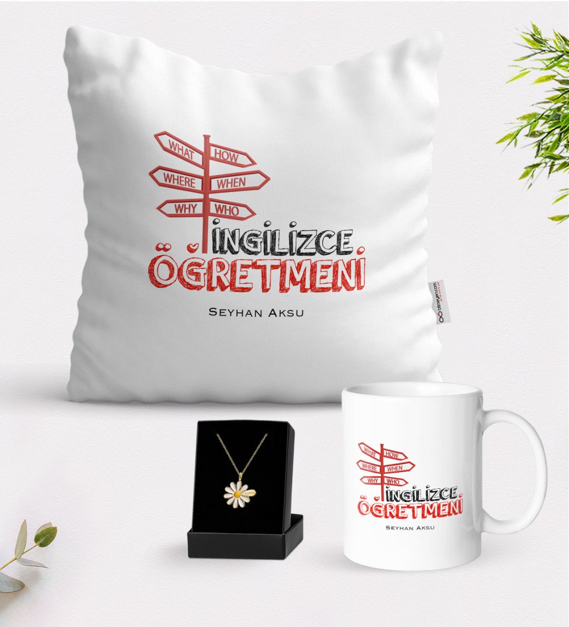 Kişiye Özel İngilizce Öğretmeni Beyaz Kupa Yastık ve İsimli Papatya Kolye Hediye Seti-1
